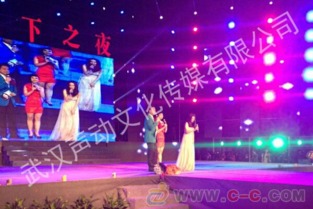 點亮舞臺之光 光束燈出租的必要性與選擇指南